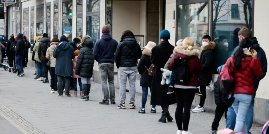 Warteschlange vor Corona-Testzentrum in Berlin