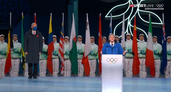 Thomas Bach, Präsident IOC, tritt ans Mikrofon. olympia 2022