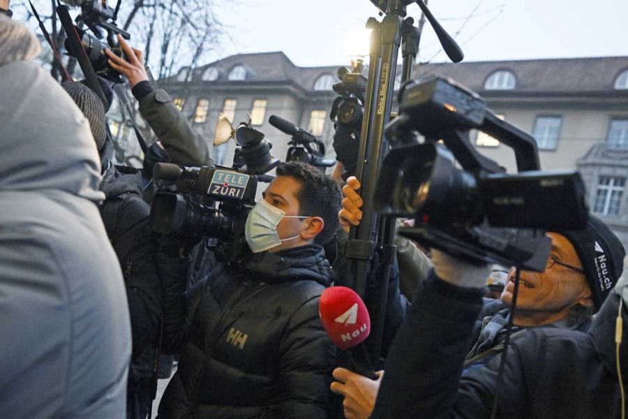 Mehrere Dutzend Journalistinnen und Journalisten verfolgenn den Monsterprozess.