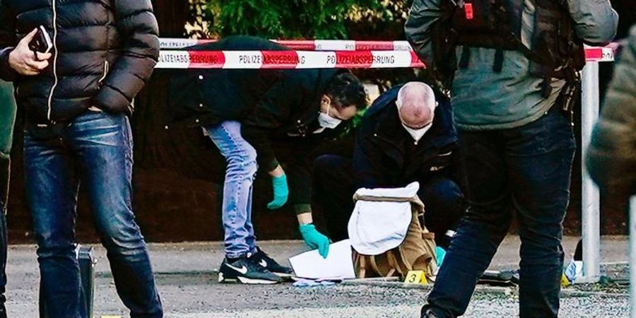 Polizeibeamte sichern Spuren am Gelände des Botanischen Gartens der Heidelberger Universität. Hier ist es zuvor zu einem Amoklauf gekommen. Foto: Uwe Anspach/dpa