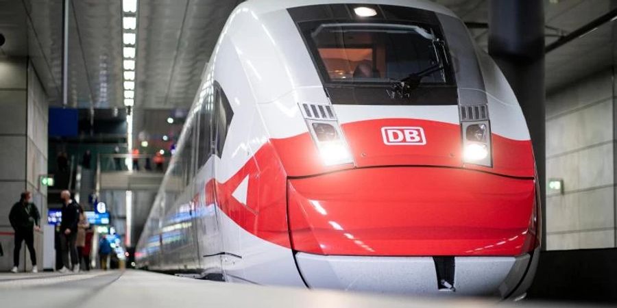 Derzeit fahren halb so viele Menschen mit den ICE- und Intercity-Zügen wie vor der Pandemie. Foto: Kay Nietfeld/dpa
