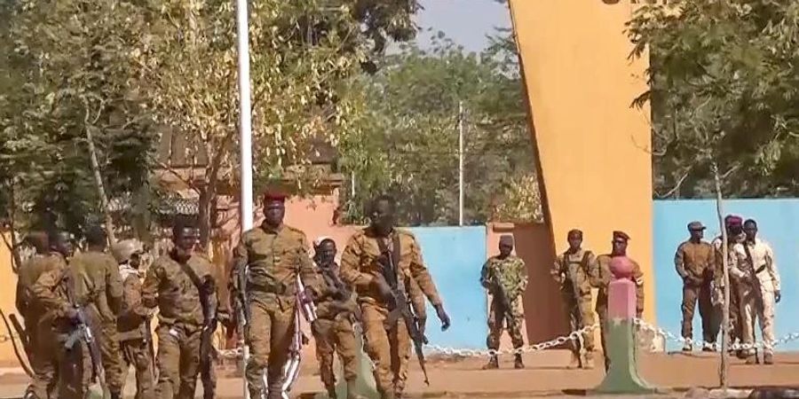 Meuternde Soldaten vor dem Militärlager Guillaume Ouedraogo. Foto: Uncredited/AP/dpa