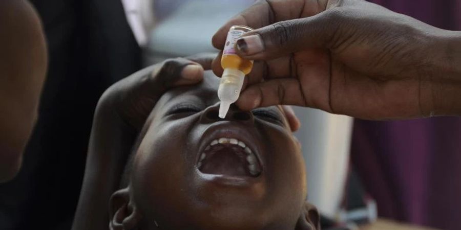 Ein Kind erhält einen Impfstoff gegen Polio. Foto: Nicholas Kajoba/XinHua/dpa