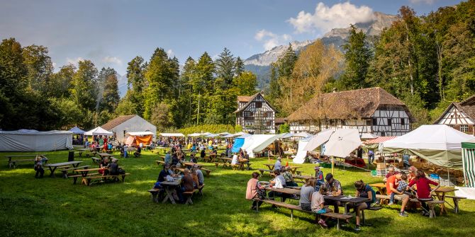 Personen auf Schnitzelbänken