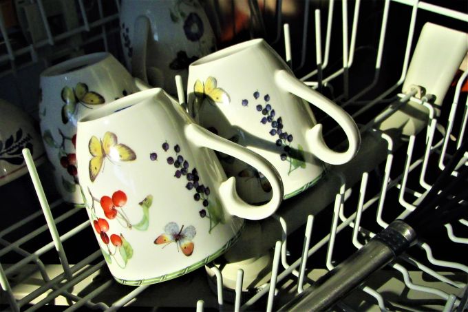 Je voller, desto besser! Bis zu 80 Stücke werden in einem Abwasch von der Maschine gesäubert. Porzellan Becher Spülmaschine Blumenmotive