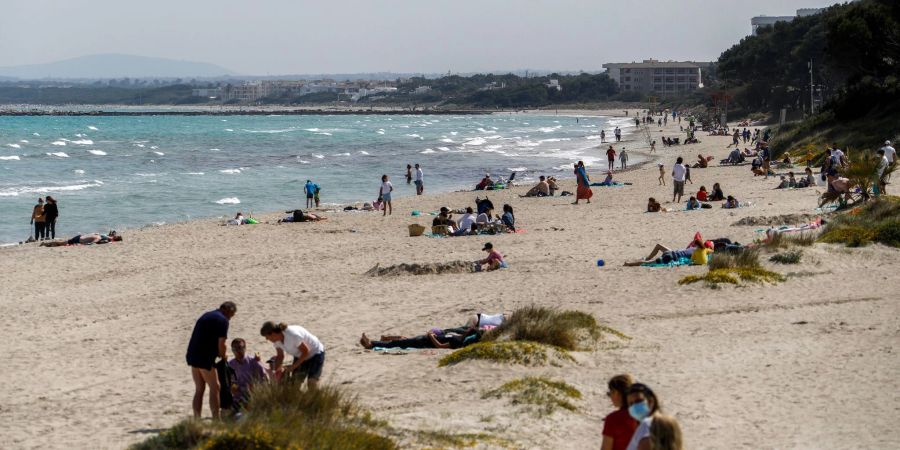 Sonne, Strand und Meer: Menschen am Wasser die sommerlichen Temperaturen.