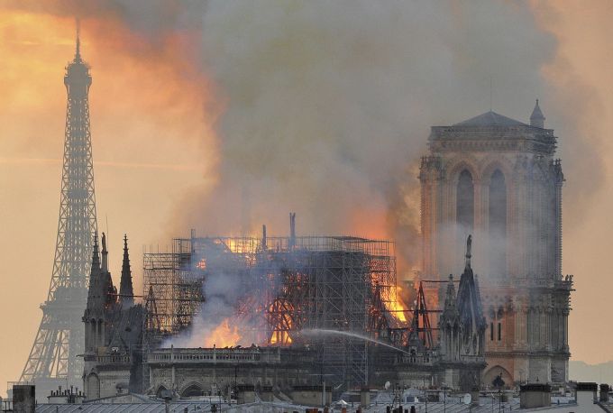 Im April 2019 geht die Kathedrale Notre-Dame de Paris in Flammen auf- Kathedrale Notre-Dame de Paris