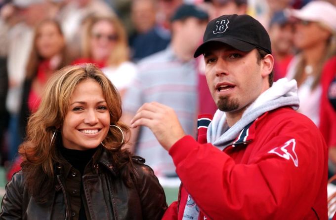Jennifer Lopez und Ben Affleck bei einem Baseball-Spiel am 11. Oktober 2003 in Boston. jennifer lopez