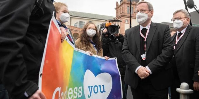 Der Vorsitzende der Deutschen Bischofskonferenz, Georg Bätzing, spricht vor der Synodalversammlung in Frankfurt mit Demonstranten, die eine vielfältigere Kirche fordern. Foto: Sebastian Gollnow/dpa Der Vorsitzende der Deutschen Bischofskonferenz, Georg Bätzing, spricht vor der Synodalversammlung in Frankfurt mit Demonstranten, die eine vielfältigere Kirche fordern. Foto: Sebastian Gollnow/dpa