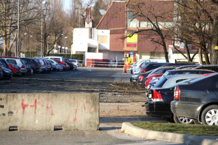 Das Fluggerät stürzte mitten in einem Park ab.