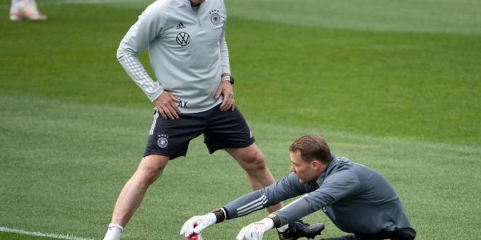 Deutschlands ehemaliger Torwarttrainer Andreas Köpke (l) und Torwart Manuel Neuer unterhalten sich während des Trainings. Foto: Federico Gambarini/dpa Deutschlands ehemaliger Torwarttrainer Andreas Köpke (l) und Torwart Manuel Neuer unterhalten sich während des Trainings. Foto: Federico Gambarini/dpa