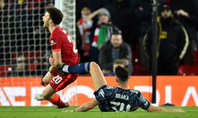 Einer von drei Arsenal-Platzverweisen im Januar 2022: Granit Xhaka steigt ungeschickt gegen Liverpools Diogo Jota ein. Arsenal