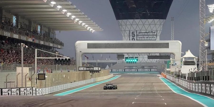 Mercedes-Pilot Lewis Hamilton steuert seinen Boliden über die Rennstrecke in Abu Dhabi. Foto: Hasan Bratic/dpa