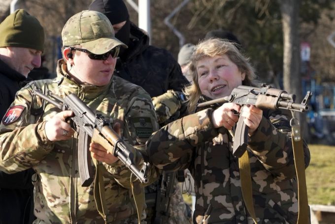 In der ukrainischen Hauptstadt Kiew bereiten sich Menschen auf einen Krieg mit Russland vor, Februar 2022. Ukraine Krieg
