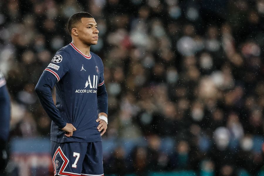 PSG-Superstar Kylian Mbappé ärgert sich nach einer verpassten Chance.