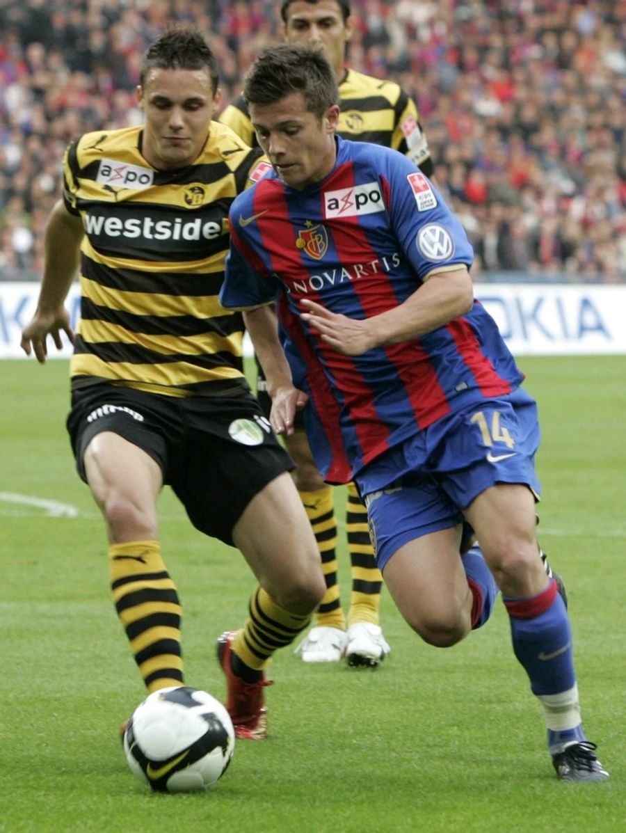 2010 spielt David Degen im YB-Dress gegen Valentin Stocker und den FCB.