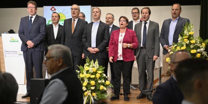 Die SVP-Spitze singt die Nationalhymne mit Bundesrat Albert Rösti, Nationalrat Thomas Matter, Bundesrat Guy Parmelin, Parteipräsident Marco Chiesa, Nationalrätin Magdalena Martullo-Blocher, Nationalrat Manuel Strupler, Nationalrat Thomas Aeschi und Nationalrat Marcel Dettling, von links, an der DV vom 11. November 2023. SVP Nationalhymne Delegiertenversammlung