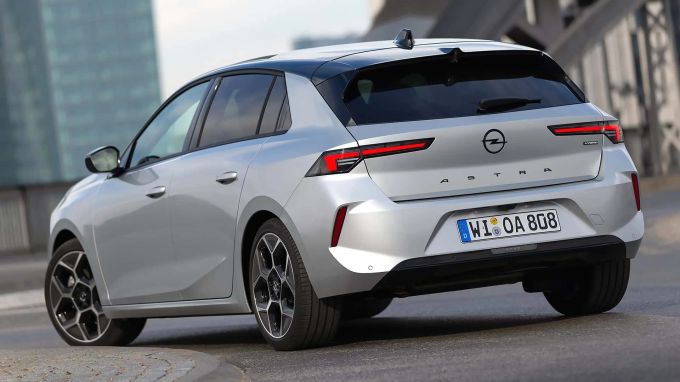 Optisch unterscheidet sich die 48V-Mildhybrid-Variante nicht von den konventionellen Brüdern 2024 Opel Astra Hybrid