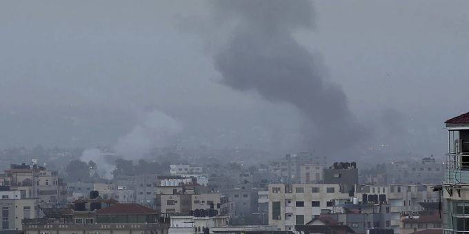 Rauch steigt nach Luftangriffen auf das Militärlager der Hamas in Gaza-Stadt auf. Foto: Adel Hana/AP Rauch steigt nach Luftangriffen auf das Militärlager der Hamas in Gaza-Stadt auf. Foto: Adel Hana/AP