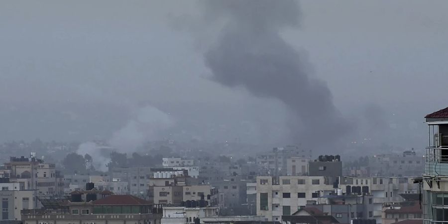 Rauch steigt nach Luftangriffen auf das Militärlager der Hamas in Gaza-Stadt auf. Foto: Adel Hana/AP