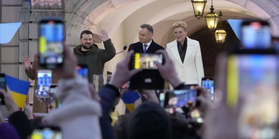 Polens Präsident Andrzej Duda (M) und seine Frau Agata Kornhauser-Duda haben den ukrainischen Staatschef Wolodymyr Selenskyj in Warschau empfangen. Foto: Czarek Sokolowski/AP/dpa