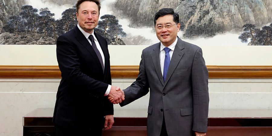 Chinas Aussenminister Qin Gang (r) und Tech-Milliardär Elon Musk führten gemeinsame Gespräche.