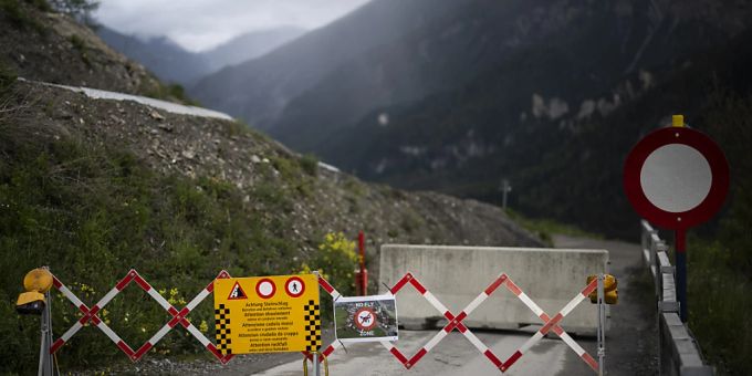 Insgesamt sechs Strassensperren wurden eingerichtet, um das von einem Bergsturz bedrohte Dorf Brienz abzuriegeln. (Archivbild) Insgesamt sechs Strassensperren wurden eingerichtet, um das von einem Bergsturz bedrohte Dorf Brienz abzuriegeln. Alle Einwohnerinnen und Einwohner sind evakuiert.