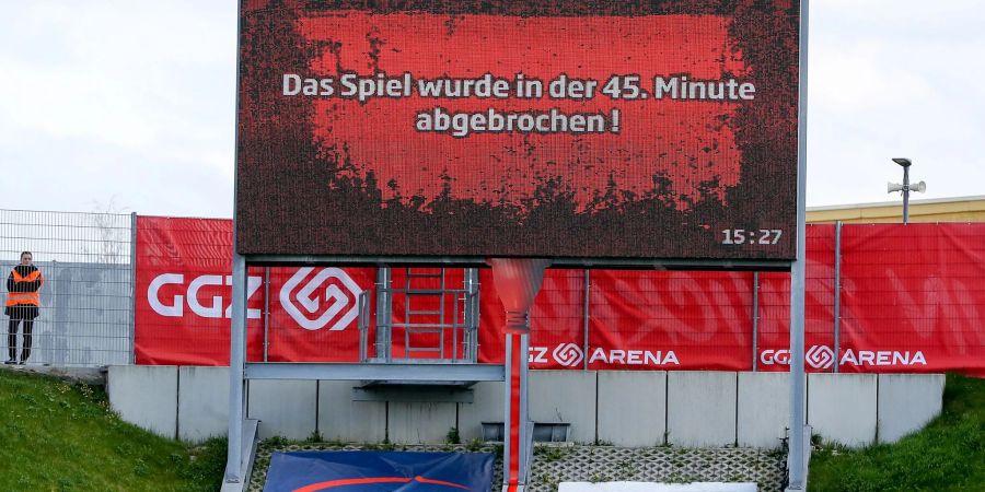 Die Partie des FSV Zwickau gegen Rot-Weiss Essen wurde am Sonntag abgebrochen, weil ein Zuschauer dem Schiedsrichter Bier ins Gesicht schüttete.