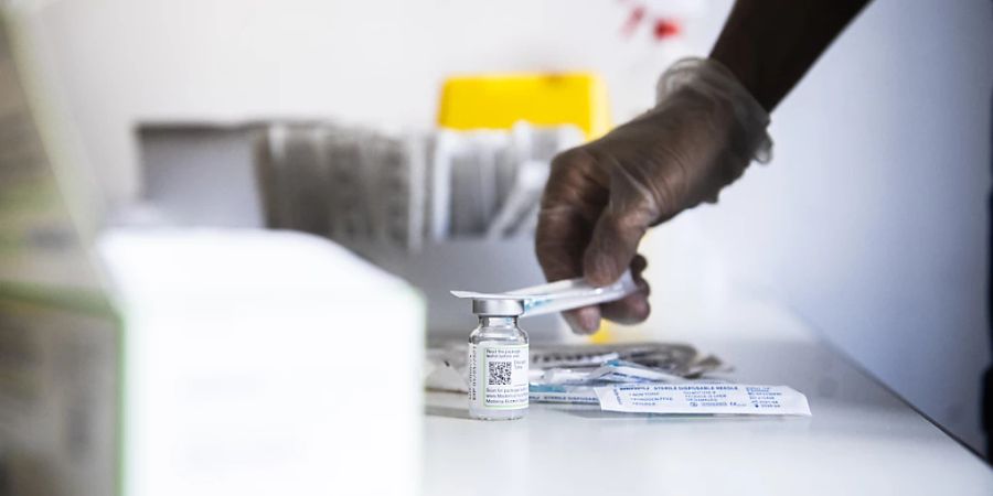 Die Covid-19-Pandemie liess die Staatsausgaben für Gesundheitsleistungen 2021 um drei Viertel steigen: Impfungsvorbereitung. (Archivbild)