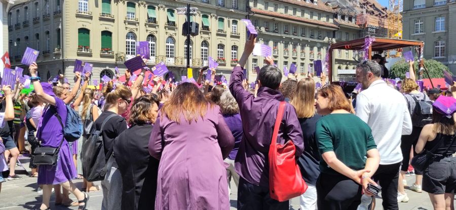 Die Teilnehmenden schworen den feministischen Eid.