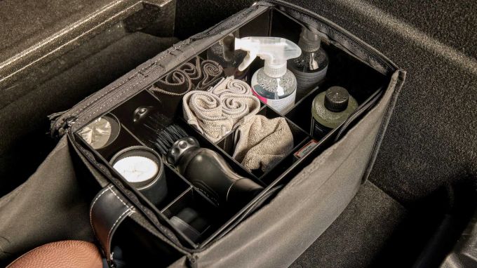 Reinigungsutensilien wie der 12V-Handstaubsauger sind sehr praktisch, besonders wenn Babykekse und Schokolade auf dem Rücksitz gegessen wurden 2023 Alfa Romeo Tonale