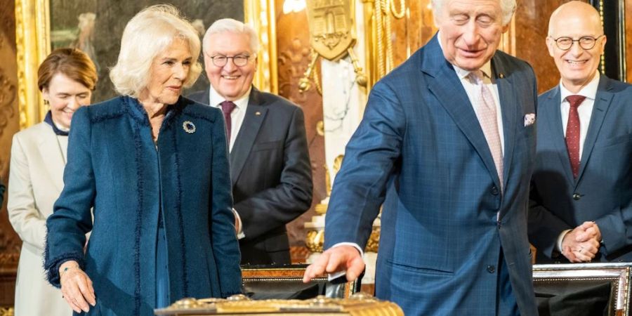 König Charles III. und Königsgemahlin Camilla haben sich nun auch im Goldenen Buch der Stadt Hamburg verewigt.