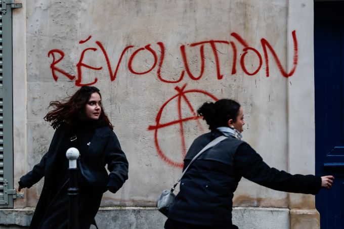 Menschen nehmen an einer Kundgebung nach der Verkündung des Ratsbeschlusses über die Rentenreform der Regierung in Paris, Frankreich, am 14. April 2023 teil. French Constitutional Council approves most of the pension reform law elements
