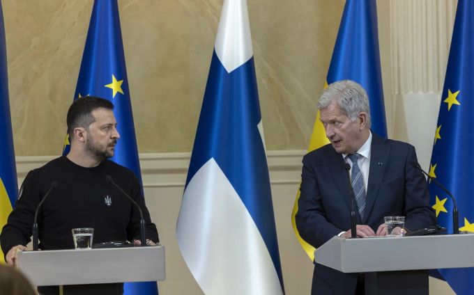 Ukraine-Präsident Wolodymyr Selenskyj und der finnische Präsident Sauli Niinistö an einer Pressekonferenz in Helsinki. ukraine krieg