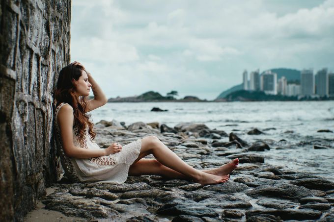 Gedanken, die wir immer wieder denken, werden mit Kraft aufgeladen. Frau am Meer