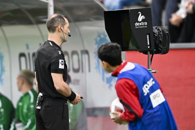 Ein gewohntes Bild: Ein Schiedsrichter der Super League schaut sich eine Szene nochmals an. VAR
