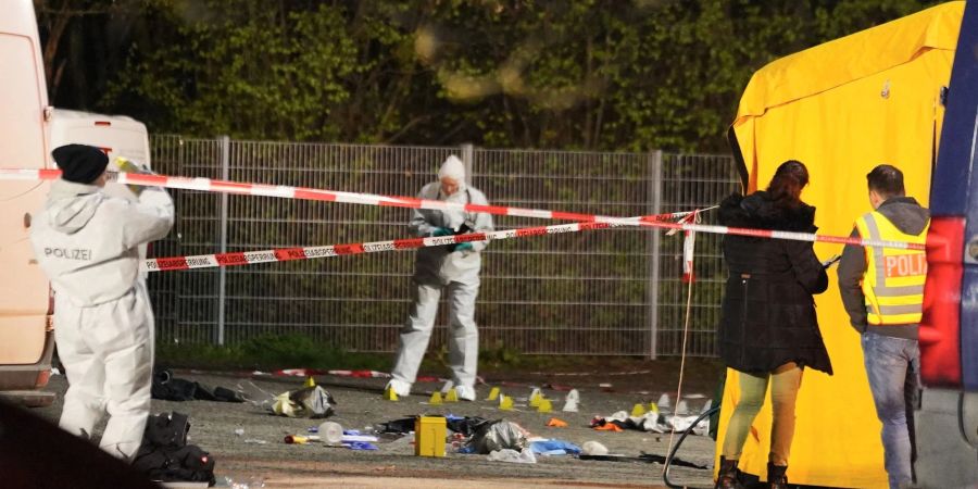 Polizisten suchen nach Spuren am Tatort.