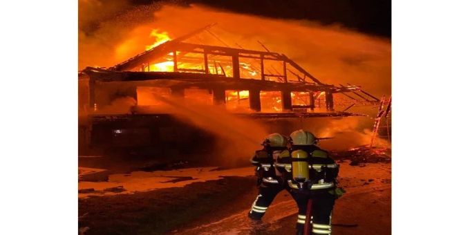 Die Feuerwehr konnte ein Übergreifen des Brandes verhindern. brand bauernhof