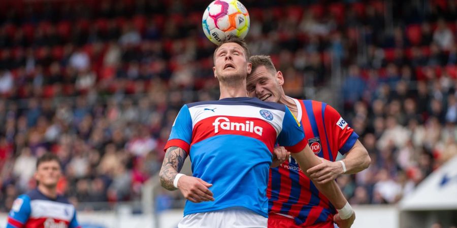 Heidenheims Tim Siersleben (r) und Kiels Holmbert Aron Fridjonsson sind im Kopfballduell.
