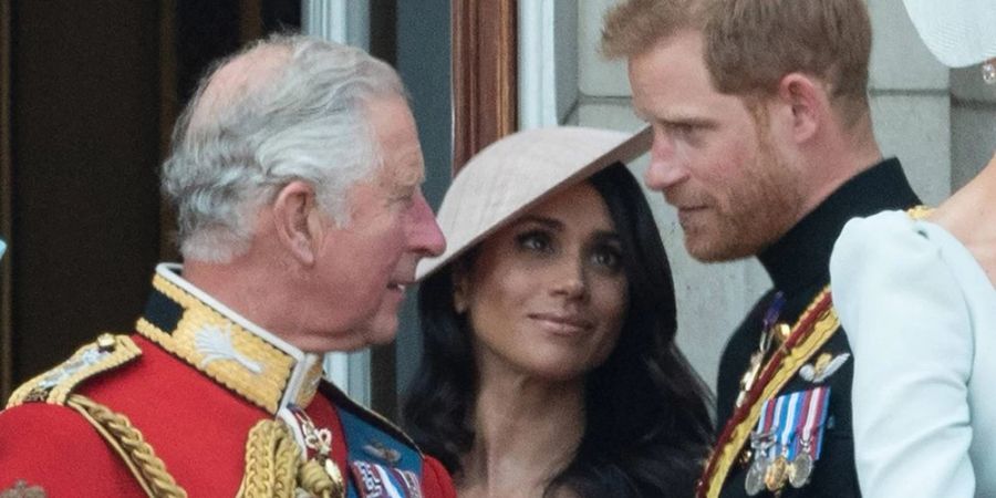 König Charles III. (li.) und Meghan sollen sich Briefe geschrieben haben.