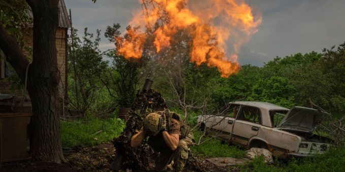 Ein ukrainischer Soldat feuert am 28.05.2023 an der Frontlinie nahe Bachmut einen Granatenwerfer auf russische Stellungen. ukraine krieg
