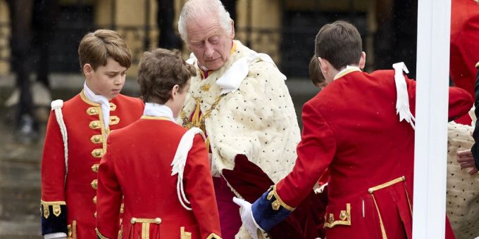 Prinz George (links) an der Krönung seines Grossvaters König Charles. George Charles Meghan Markle