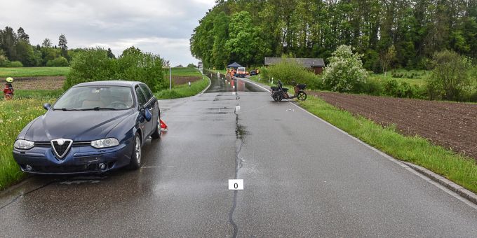 Hinwil ZH - 91-jähriger Mann bei Kollision schwer verletzt