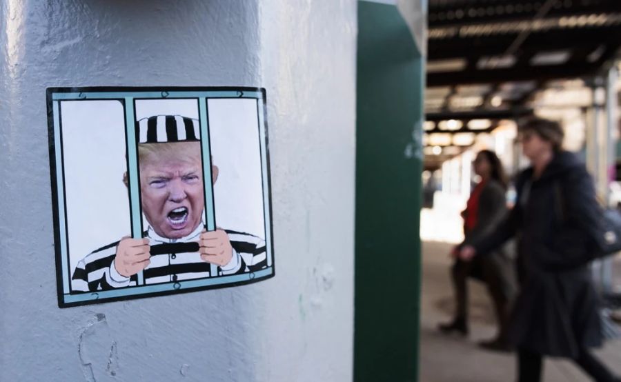 Ein Sticker mit Donald Trump hinter Gittern in der New Yorker U-Bahn.