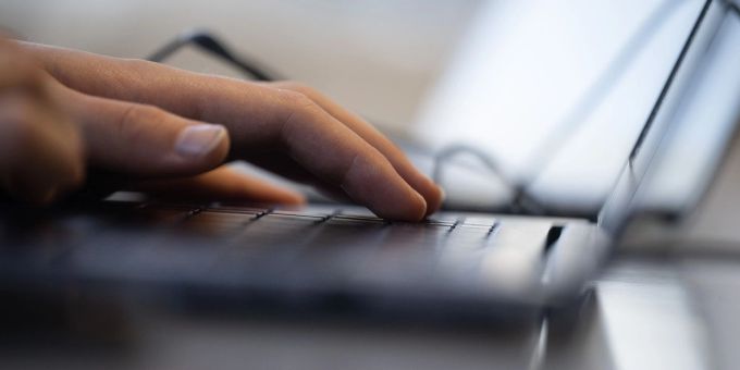 Eine Frau arbeitet an einem Laptop. Für die überwältigende Mehrheit der Menschen in Deutschland ist das Internet eine Selbstverständlichkeit geworden. Eine Frau arbeitet an einem Laptop. Für die überwältigende Mehrheit der Menschen in Deutschland ist das Internet eine Selbstverständlichkeit geworden.