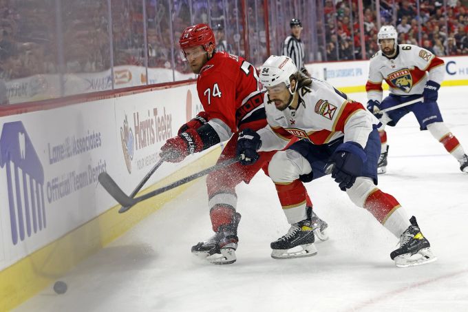 Die Panthers und die Hurricanes liefern sich einen hart umkämpften Auftakt in die Halbfinal-Serie der NHL. Panthers Hurricanes Hockey