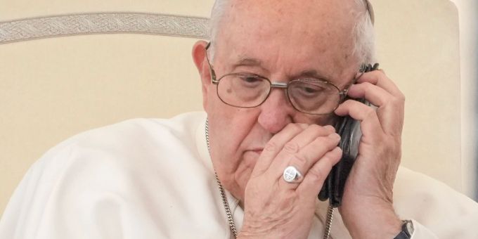 Hier darf keiner mithören: Papst Franziskus telefoniert während seiner wöchentlichen Generalaudienz auf dem Petersplatz im Vatikan. Andrew Medichini/AP/dpa Geheimgespräch