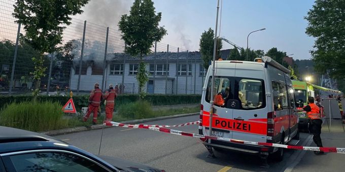 Einsatzkräfte am Brand in Winterthur. winterthur turnhalle
