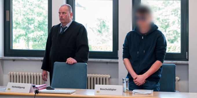 «Gefestigte judenfeindliche und rechtsextreme Geisteshaltung»: Der Beschuldigte (r.) und sein Anwalt. «Gefestigte judenfeindliche und rechtsextreme Geisteshaltung»: Der Beschuldigte (r.) und sein Anwalt.