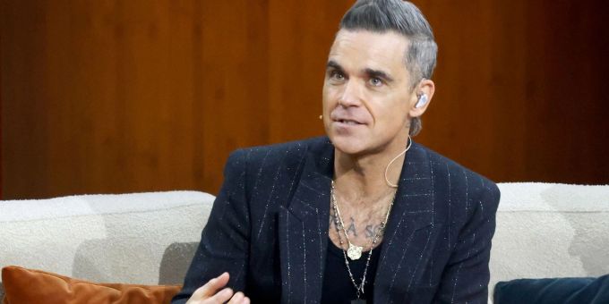 Robbie Williams musste ein Konzert unerwartet unterbrechen. Robbie Williams will in einem Hotel in Hamburg aufgehängt und es Monate später genau dort wiedergefunden haben.